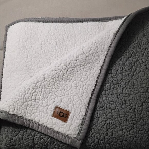 UGG throw cream and grey - Picture 1 of 3
